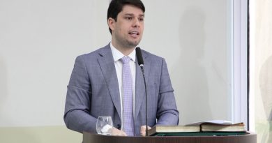 Vereador Gabriel Cesar fiscaliza escola em Cajupiranga e cobra solução para calor nas salas de aula Vereador Gabriel Cesar fiscaliza escola em Cajupiranga e cobra solução para calor nas salas de aula