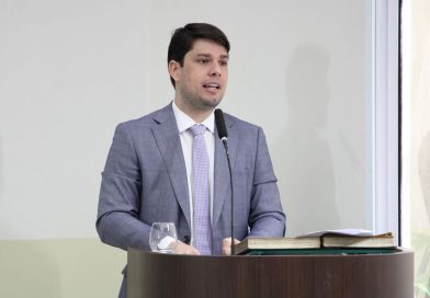 Vereador Gabriel Cesar fiscaliza escola em Cajupiranga e cobra solução para calor nas salas de aula