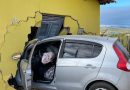 Carro invade casa após motorista perder controle na região do Alto Oeste