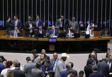 Câmara aprova PEC que blinda parlamentares de processos judiciais