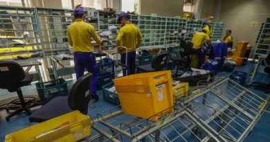 Em colapso financeiro, Correios cancelam vale-Natal de R$ 2,5 mil e apertam funcionários Em colapso financeiro, Correios cancelam vale-Natal de R$ 2,5 mil e apertam funcionários