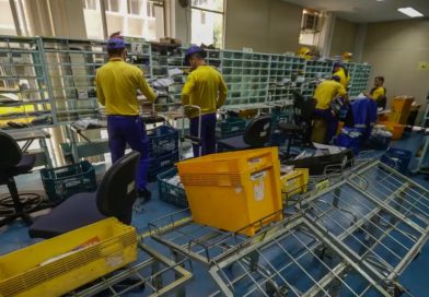 Em colapso financeiro, Correios cancelam vale-Natal de R$ 2,5 mil e apertam funcionários Em colapso financeiro, Correios cancelam vale-Natal de R$ 2,5 mil e apertam funcionários