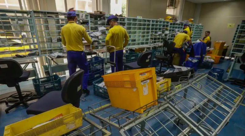 Em colapso financeiro, Correios cancelam vale-Natal de R$ 2,5 mil e apertam funcionários Em colapso financeiro, Correios cancelam vale-Natal de R$ 2,5 mil e apertam funcionários