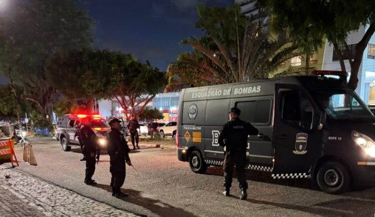 BOPE recolhe artefatos explosivos próximos ao Clube do América, no Tirol BOPE recolhe artefatos explosivos próximos ao Clube do América, no Tirol