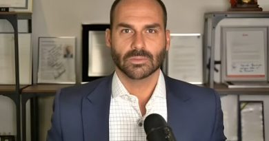 Hugo Motta cassa mandatos de Eduardo Bolsonaro e Alexandre Ramagem na Câmara Hugo Motta cassa mandatos de Eduardo Bolsonaro e Alexandre Ramagem na Câmara