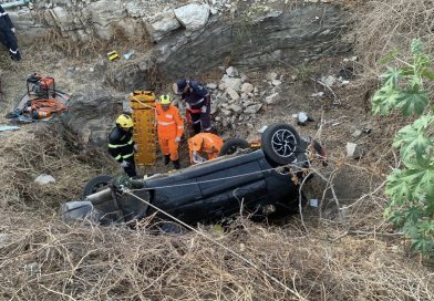 Corpo de Bombeiros atua em resgate de vítima presa às ferragens após capotamento Corpo de Bombeiros atua em resgate de vítima presa às ferragens após capotamento