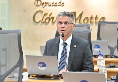 Deputado Coronel Azevedo alerta para cobranças abusivas em contas de energia solar no RN