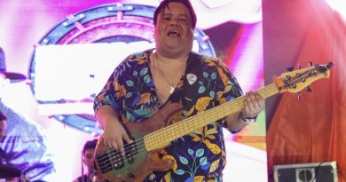 Multidão segue Ricardo Chaves e Jonas Esticado no trio do Carnaval do Povo Multidão segue Ricardo Chaves e Jonas Esticado no trio do Carnaval do Povo