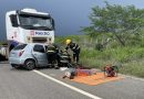 Bombeiros resgatam vítimas de acidente entre caminhão e carro na BR-110, em Upanema Bombeiros resgatam vítimas de acidente entre caminhão e carro na BR-110, em Upanema
