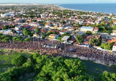 Avenida da Alegria reúne 80 mil foliões nesta segunda-feira Avenida da Alegria reúne 80 mil foliões nesta segunda-feira
