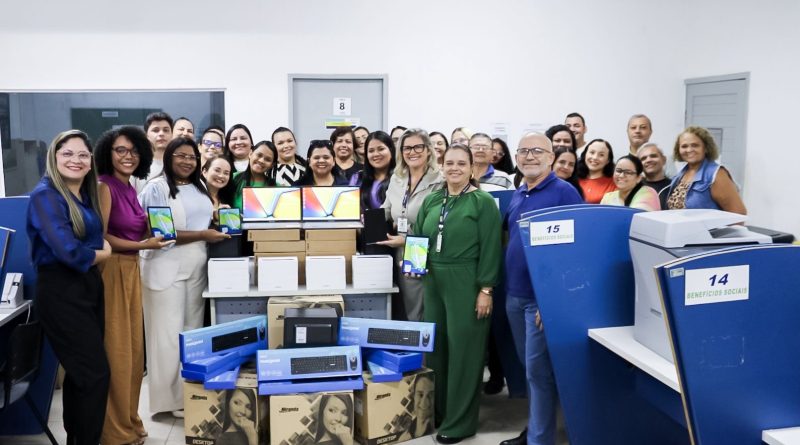 Prefeitura entrega equipamentos para melhorar atendimento da Central do Cadastro Único Prefeitura entrega equipamentos para melhorar atendimento da Central do Cadastro Único