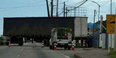 Marginal da BR-101 é interditada após caminhão bater em poste Marginal da BR-101 é interditada após caminhão bater em poste