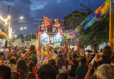 Pequenos foliões enchem avenida de alegria no Carnaval do Povo Pequenos foliões enchem avenida de alegria no Carnaval do Povo