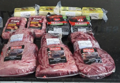 Mãe é presa e filha é apreendida após furtos de picanha em Natal