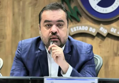 TSE torna Cláudio Castro inelegível por 8 anos após condenação por abuso de poder