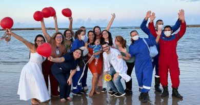 CRIANÇA INTERNADA DESDE O NASCIMENTO REALIZA SONHO DE IR À PRAIA EM NATAL