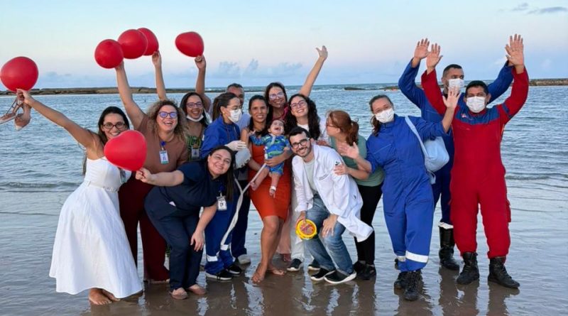 CRIANÇA INTERNADA DESDE O NASCIMENTO REALIZA SONHO DE IR À PRAIA EM NATAL