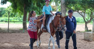 Prefeitura promove tarde de equoterapia para crianças do CER Prefeitura promove tarde de equoterapia para crianças do CER