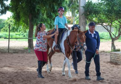 Prefeitura promove tarde de equoterapia para crianças do CER Prefeitura promove tarde de equoterapia para crianças do CER