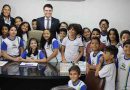 DR. CÉSAR MAIA E RÁRIKA BASTOS RECEPCIONAM ALUNOS EM VISITA À CÂMARA MUNICIPAL DE PARNAMIRIM