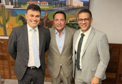Alinhamento em Pauta: Vereador Professor Italo Siqueira cumpre agenda com Ezequiel Ferreira e Wolney França