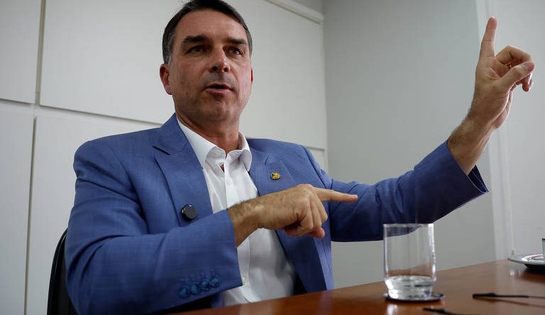 Flávio Bolsonaro lidera com 45,3% contra 44,7% de Lula no 2º turno, diz pesquisa Meio/Ideia