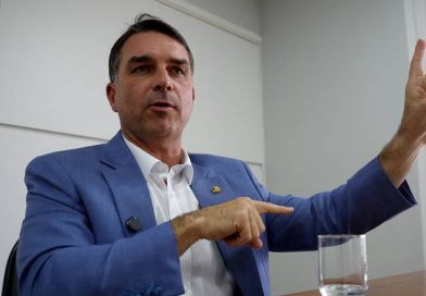 Flávio Bolsonaro lidera com 45,3% contra 44,7% de Lula no 2º turno, diz pesquisa Meio/Ideia