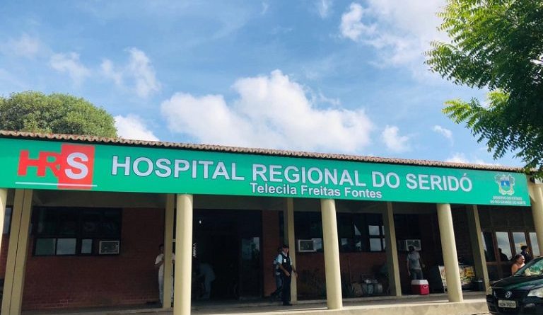 Criminosos invadem hospital, fazem funcionários reféns e roubam armas de vigilantes em Caicó