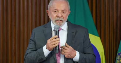 Lula diz que desistiu de medida contra celular roubado para não punir comprador Lula diz que desistiu de medida contra celular roubado para não punir comprador