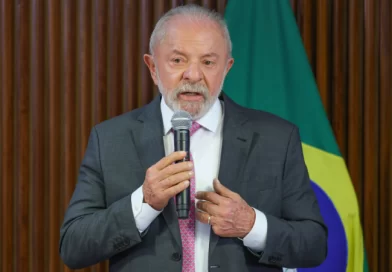Lula diz que desistiu de medida contra celular roubado para não punir comprador Lula diz que desistiu de medida contra celular roubado para não punir comprador