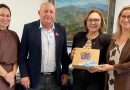 Zenaide recebe prefeitos durante Marcha em Brasília e já tem apoio de 106 gestores do RN Zenaide recebe prefeitos durante Marcha em Brasília e já tem apoio de 106 gestores do RN