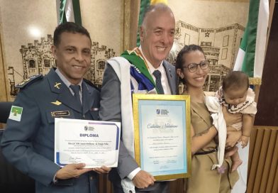 Vereadora Anne Lagartixa homenageia Coronel Brilhante com a Comenda F. Silva pelos relevantes serviços prestados ao povo potiguar Vereadora Anne Lagartixa homenageia Coronel Brilhante com a Comenda F. Silva pelos relevantes serviços prestados ao povo potiguar