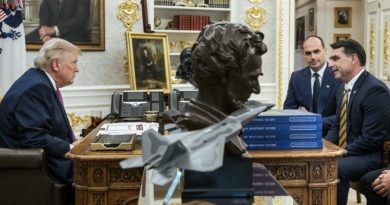 Trump publica foto com Flávio: “Jovem inteligente que ama muito o seu país” Trump publica foto com Flávio: “Jovem inteligente que ama muito o seu país”