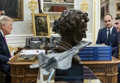 Trump publica foto com Flávio: “Jovem inteligente que ama muito o seu país” Trump publica foto com Flávio: “Jovem inteligente que ama muito o seu país”