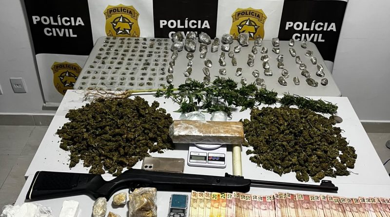 Polícia Civil prende homem em flagrante por tráfico de drogas e apreende cerca de 5 kg de entorpecentes em Parnamirim Polícia Civil prende homem em flagrante por tráfico de drogas e apreende cerca de 5 kg de entorpecentes em Parnamirim