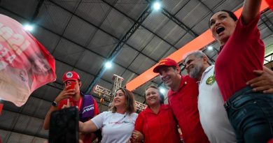 Convenção do PT homologa candidatura de Samanda ao Senado e reúne 4 mil pessoas em início da caminhada ao lado de Lula e Fátima Convenção do PT homologa candidatura de Samanda ao Senado e reúne 4 mil pessoas em início da caminhada ao lado de Lula e Fátima