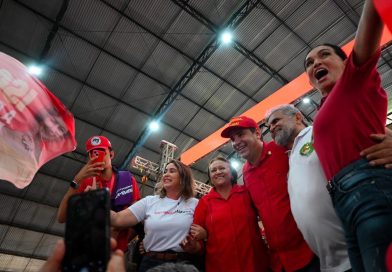 Convenção do PT homologa candidatura de Samanda ao Senado e reúne 4 mil pessoas em início da caminhada ao lado de Lula e Fátima Convenção do PT homologa candidatura de Samanda ao Senado e reúne 4 mil pessoas em início da caminhada ao lado de Lula e Fátima