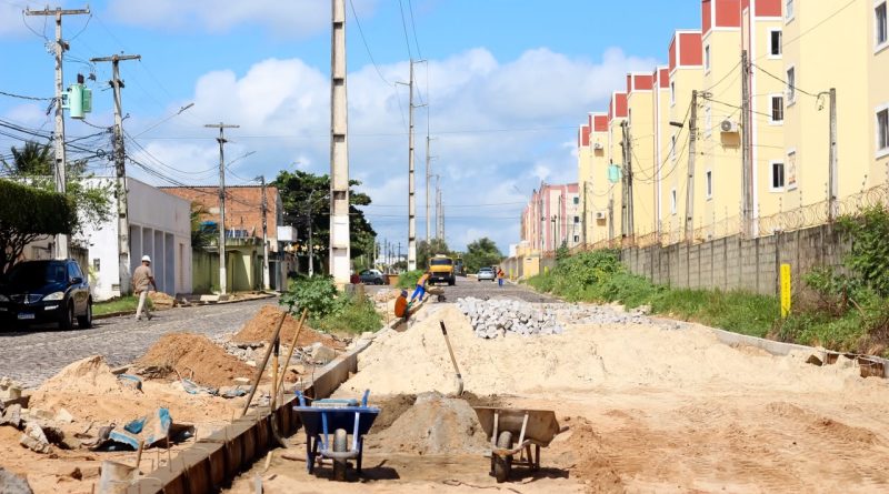 Prefeitura alcança 75% de execução da obra de pavimentação da Avenida Brasil, na Coophab Prefeitura alcança 75% de execução da obra de pavimentação da Avenida Brasil, na Coophab