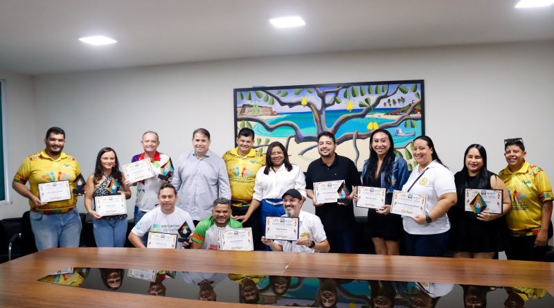 Festival de Quadrilhas de Parnamirim se consolida como um dos maiores do RN e campeãs recebem premiação das mãos da prefeita Nilda Festival de Quadrilhas de Parnamirim se consolida como um dos maiores do RN e campeãs recebem premiação das mãos da prefeita Nilda