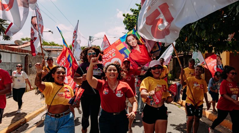 Em caminhada na Redinha, Samanda relembra luta em defesa dos permissionários do mercado: “Vocês sabem com quem podem contar” Em caminhada na Redinha, Samanda relembra luta em defesa dos permissionários do mercado: “Vocês sabem com quem podem contar”