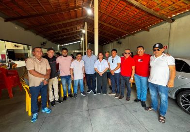 Samanda recebe apoio do prefeito, vice, ex-prefeitos e oito dos nove vereadores de Felipe Guerra Samanda recebe apoio do prefeito, vice, ex-prefeitos e oito dos nove vereadores de Felipe Guerra
