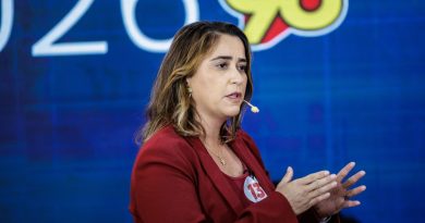 DEBATE 98 FM: Samanda enfrenta candidato da extrema direita e chama grupo de “turma da contradição e do atraso” e defende legado de Fátima DEBATE 98 FM: Samanda enfrenta candidato da extrema direita e chama grupo de “turma da contradição e do atraso” e defende legado de Fátima
