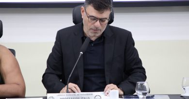 Professor Ítalo Siqueira destaca valorização dos educadores durante homenagem na Câmara de Parnamirim
