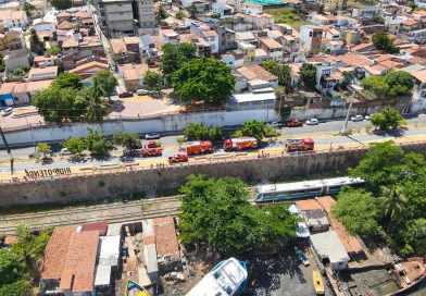Bombeiros do RN combatem incêndio em embarcação na comunidade do Passo da Pátria, em Natal Bombeiros do RN combatem incêndio em embarcação na comunidade do Passo da Pátria, em Natal