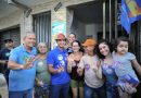 Na porta de casa, nas esquinas e nas varandas, Zona Oeste recebe Allyson em grande arrastão